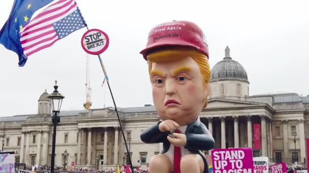 Londyn, Wielka Brytania-4 czerwca 2019: duże tłumy protestujących zbierają się w centrum Londynu, aby wykazać przeciwko prezydent Trumps Państwa wizyta w Wielkiej Brytanii — Wideo stockowe