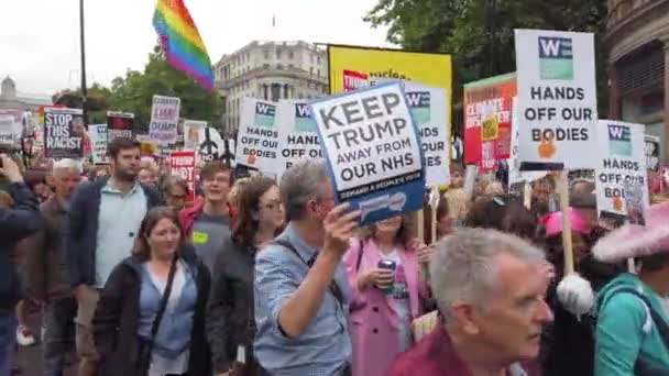 LONDON, Inggris - 4 Juni 2019: Kerumunan besar demonstran berkumpul di pusat kota London untuk berdemonstrasi menentang kunjungan negara Presiden Trumps ke Inggris — Stok Video