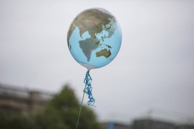 Bir ip üzerinde yüzen toprak şeklinde bir balon. İklim ve çevre kavramı