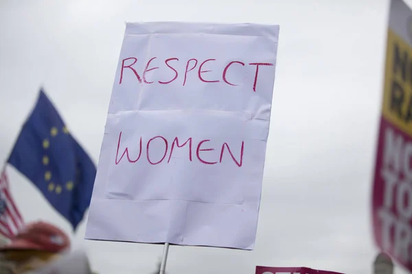 Um manifestante segura uma bandeira política com respeito à mensagem das mulheres — Fotografia de Stock