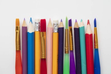 Beyaz bir arka plan üzerinde okul sanat ve zanaat malzemeleri Satır