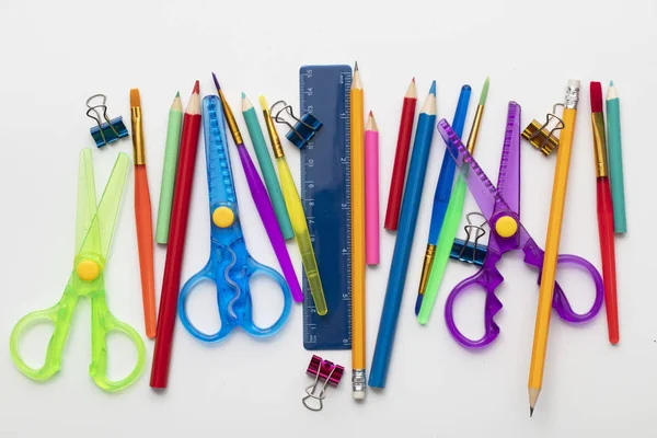 Un gran conjunto de material de arte escolar sobre un fondo blanco liso —  Fotos de Stock