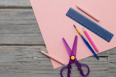 Pembe kağıt üzerinde Yaratıcı hobi sanat malzemeleri. Havai masa kompozisyonu