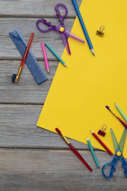 Çocuk sanat ve zanaat kompozisyon. Masa üzerinde sanat malzemeleri ve sarı kağıt