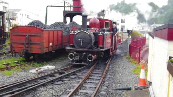 Portmadog, Wales-Červen 15 2019: pomalý pohyb železničního parního vlaku Ffestiniog opouštějící stanici Porthmadog — Stock video