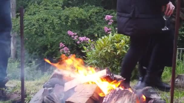 Lento movimiento de las llamas de una hoguera al aire libre — Vídeo de stock