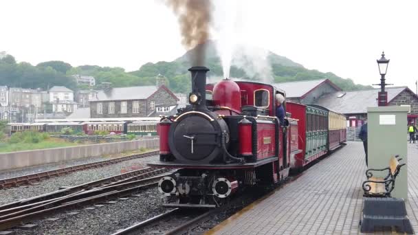 Portmadog, Wales-15 juni 2019: Slow Motion van een Ffestiniog Railway stoomtrein vertrekt vanaf station Porthmadog — Stockvideo