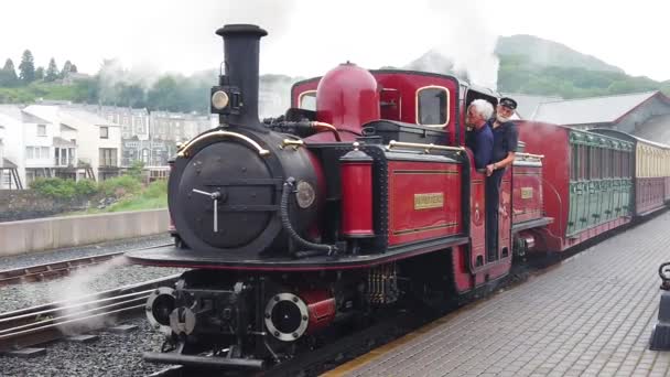 Portmadog, Pays de Galles - 15 juin 2019 : Ralentissement d'un train à vapeur Ffestiniog partant de la gare de Porthmadog — Video