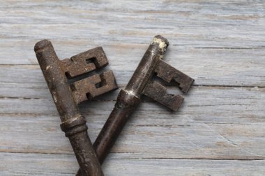 Rustik ahşap arka plan üzerinde Vintage eski moda anahtarları. Güvenlik kavramı