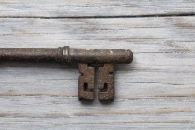Rustik ahşap arka plan üzerinde Vintage eski moda anahtar. Güvenlik kavramı