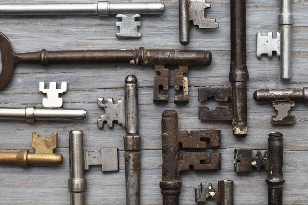 Staré starodávné klíče na rustikálním dřevěném pozadí. Koncepce zabezpečení — Stock fotografie