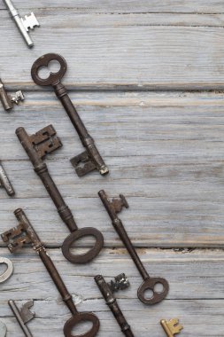Rustik ahşap arka plan üzerinde Vintage eski moda anahtarları. Güvenlik kavramı