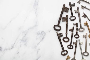 Kopya alanı ile mermer bir arka plan üzerinde Vintage eski moda tuşları