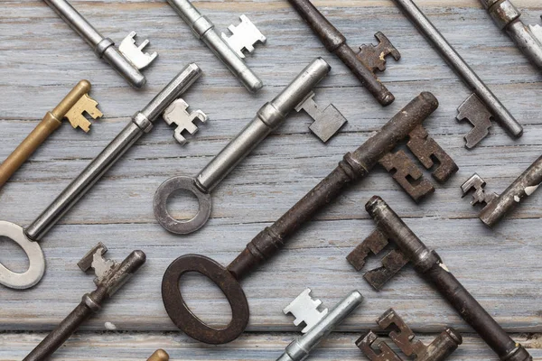 Vintage old fashioned keys on a rustic wooden background. Security concept — Stock Photo, Image