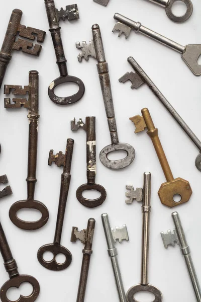 Nagy készlet Vintage kulcsokat egy sima háttérben. Biztonsági és védelmi koncepció — Stock Fotó