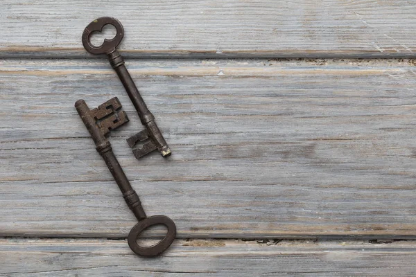 Claves antiguas vintage sobre un fondo rústico de madera. Concepto de seguridad — Foto de Stock