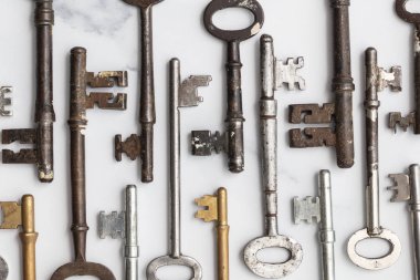 Düz bir arka plan üzerinde vintage anahtarları büyük bir set. Güvenlik ve güvenlik kavramı
