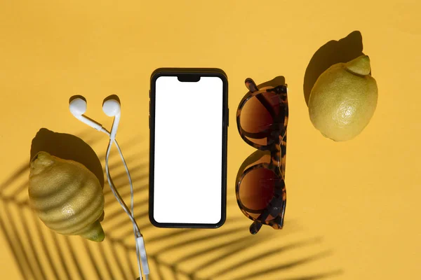 Summertime blank smartphone composition with fresh lemons and sunglasses — Stock Photo, Image