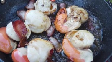 Taze deniz tarağı barbeküde tereyağı ve pastırma ile kızartılıyor. Yavaş çekim