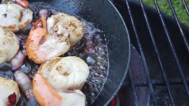 Verse Sint-jakobsschelpen worden gebakken met boter en spek op een barbecue. Slow Motion — Stockvideo