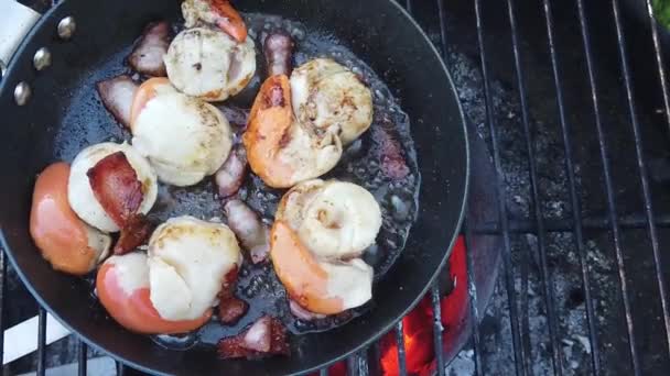 Färska pilgrimsmusslor som stekt med smör och bacon på en grill. Slow motion — Stockvideo