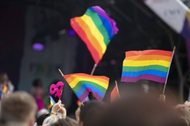 Gay gururu, LGBTQ gökkuşağı bayrakları havada sallanıyor