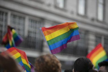 Bir seyirci Londra'da bir Lgbt gay gurur yürüyüşünde bir gay gökkuşağı bayrağı dalgalar