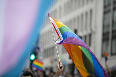Gay gururu, LGBTQ gökkuşağı bayrakları havada sallanıyor
