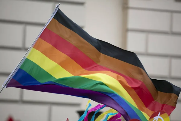 Bir gurur kutlama etkinliğinde bir eşcinsel gurur bayrağı yakın — Stok fotoğraf