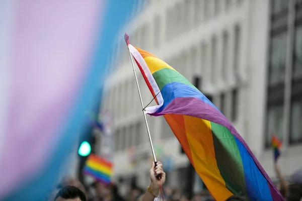 Orgulho gay, bandeiras do arco-íris LGBTQ sendo acenadas no ar em um evento de orgulho — Fotografia de Stock