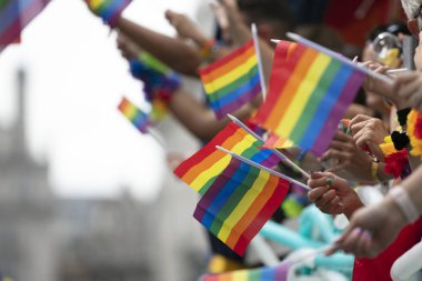 Gay gururu, LGBTQ gökkuşağı bayrakları havada sallanıyor