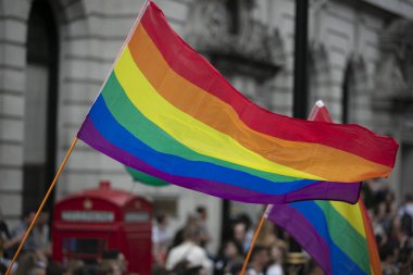 İnsanlar bir gurur olay Lgbtq gay gurur gökkuşağı bayrakları dalga