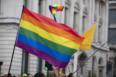 Gay gurur gökkuşağı bayrakları bir gurur olay havada el salladı ediliyor