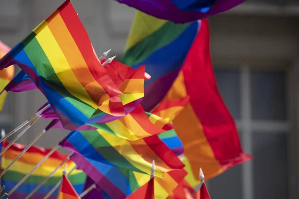 Um LGBT gay orgulho arco-íris bandeira sendo ondulado no um orgulho comunidade celebração evento — Fotografia de Stock