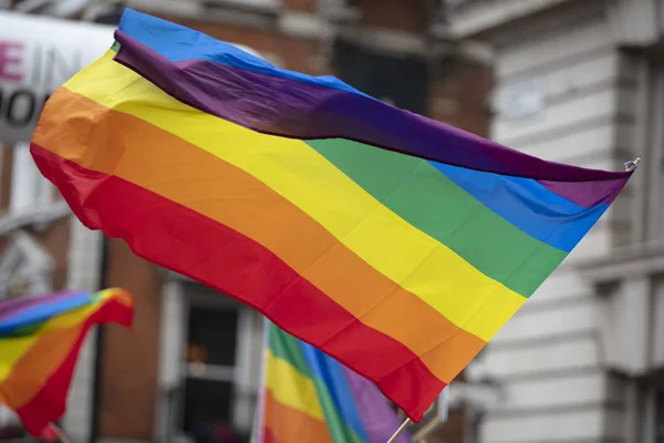 プライドコミュニティのお祝いイベントで振られているLgbtゲイプライド虹の旗 — ストック写真