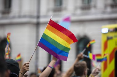 Bir seyirci Londra'da bir Lgbt gay gurur yürüyüşünde bir gay gökkuşağı bayrağı dalgalar