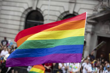 Bir seyirci Londra'da bir Lgbt gay gurur yürüyüşünde bir gay gökkuşağı bayrağı dalgalar