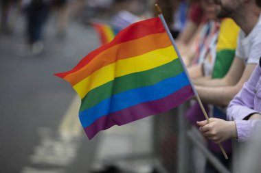 İnsanlar bir gurur olay Lgbtq gay gurur gökkuşağı bayrakları dalga