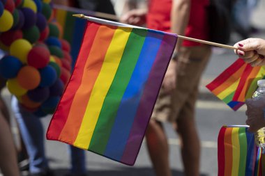 Bir seyirci Londra'da bir Lgbt gay gurur yürüyüşünde bir gay gökkuşağı bayrağı dalgalar