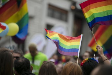 Gay gururu, LGBTQ gökkuşağı bayrakları havada sallanıyor