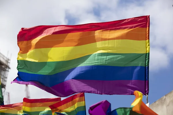 Un gay pride LGBT bandiera arcobaleno viene sventolato a un evento di celebrazione della comunità orgoglio — Foto Stock