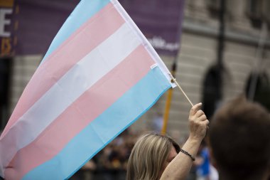Lgbt gay gurur yürüyüşünde bir transseksüel bayrağı sallanıyor