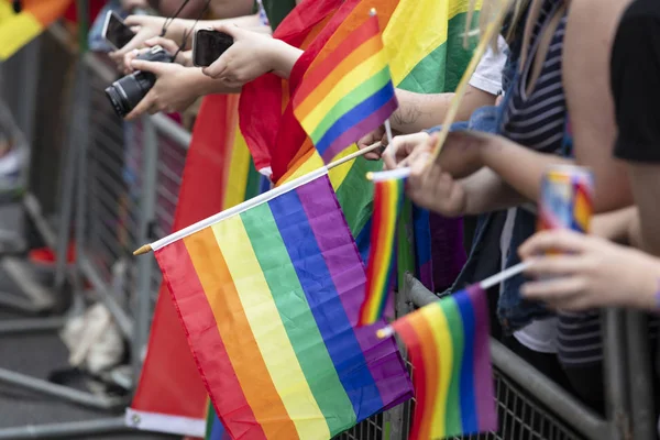 관중들은 LGBT 게이 프라이드 커뮤니티 이벤트에서 게이 무지개 깃발을 흔들 — 스톡 사진