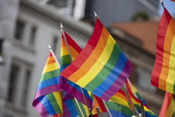 Un gay pride LGBT bandiera arcobaleno viene sventolato a un evento di celebrazione della comunità orgoglio — Foto Stock