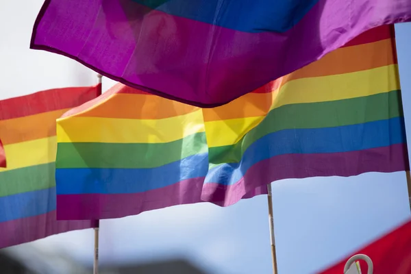 Um LGBT gay orgulho arco-íris bandeira sendo ondulado no um orgulho comunidade celebração evento — Fotografia de Stock