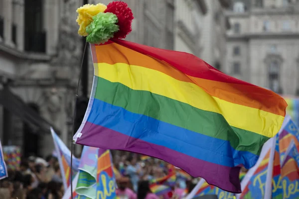 Toeschouwers golven een Gay regenboog vlag op een LGBT Gay Pride Community-evenement — Stockfoto