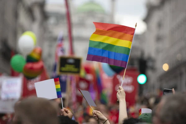 Människor Wave LGBTQ Gay Pride Rainbow flaggor vid en Pride-händelse — Stockfoto