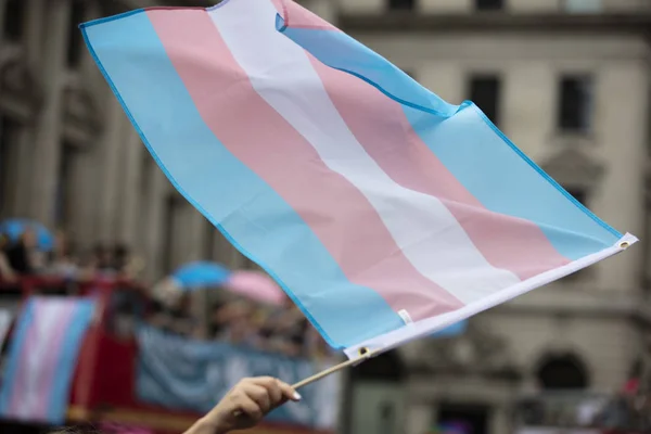 Трансгендерный флаг, размахиваемый на гей-марше ЛГБТ — стоковое фото