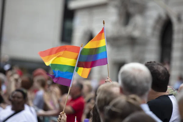 Spectateurs agite un drapeau arc-en-ciel gay lors d'un événement communautaire gay pride LGBT — Photo