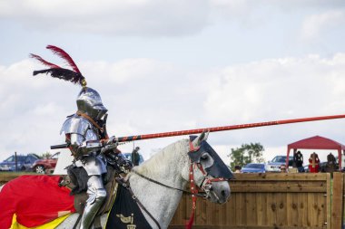 Brackley, İngiltere - 7 Haziran 2019: At sırtında ortaçağ şövalyeleri gibi giyinmiş insanlar mızrak dövüşü yarışmasına katılıyor